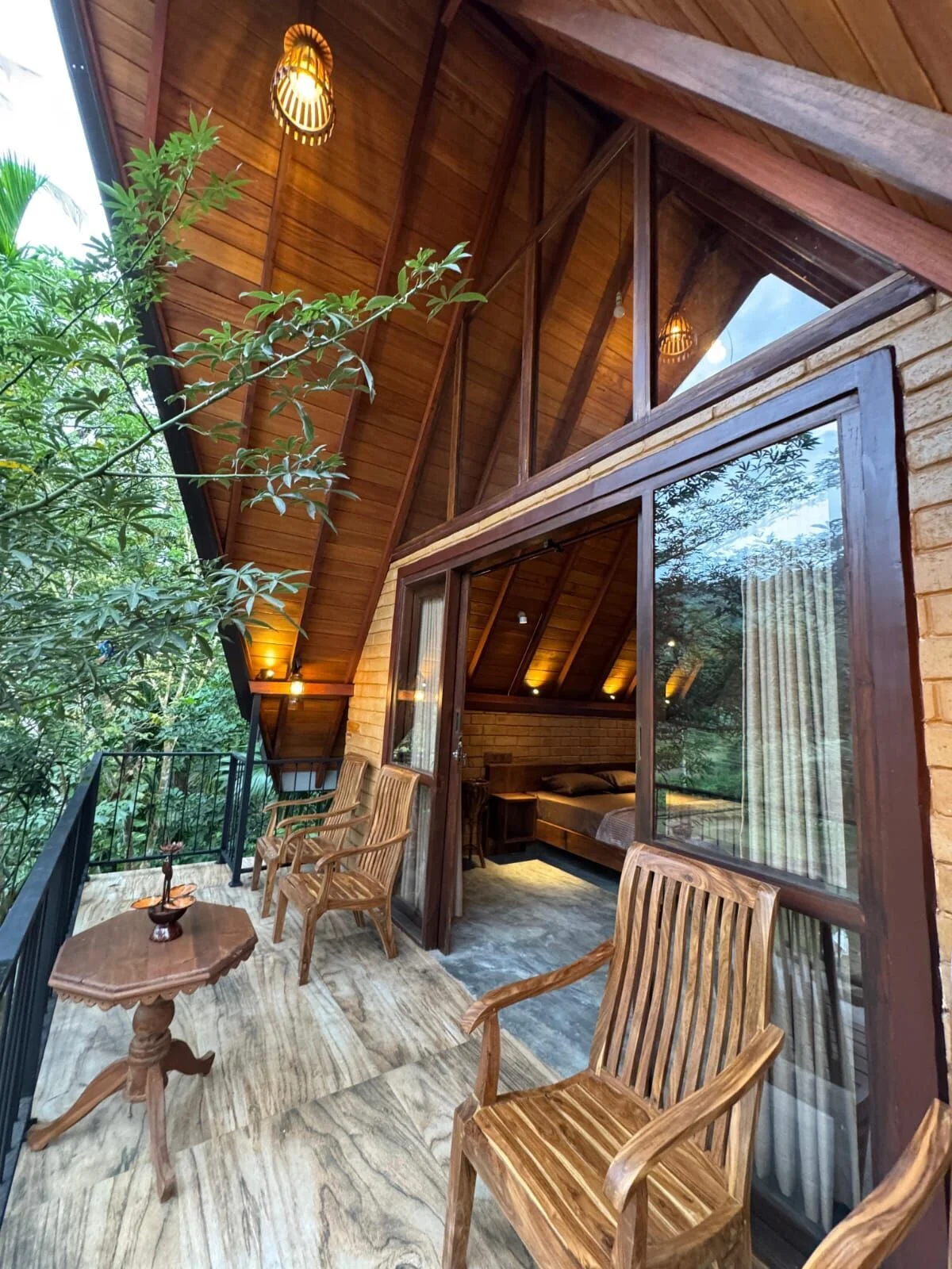 Luxury Hotel in Sinharaja - Observation Studio for Creative Seekers